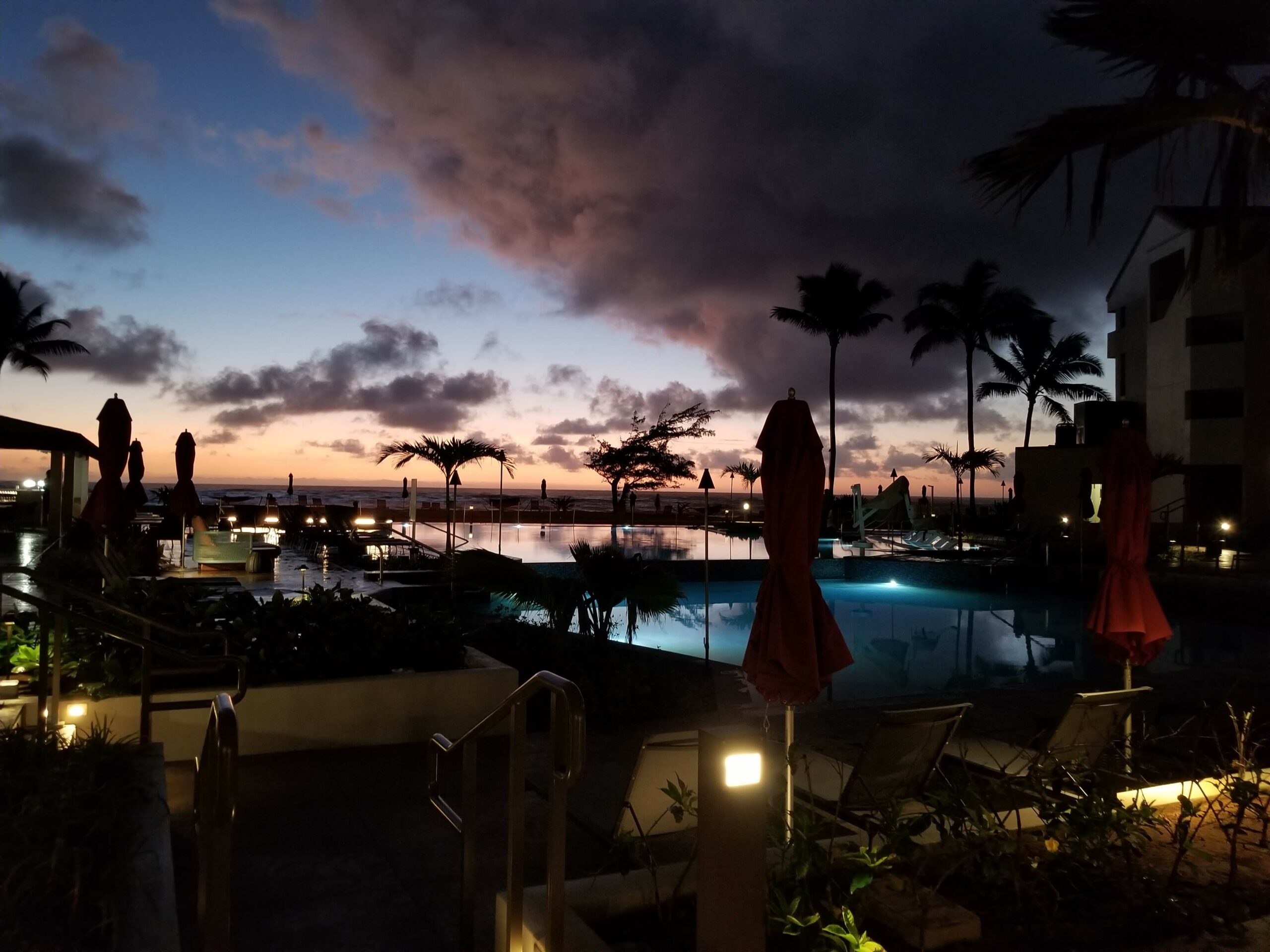 Sheraton Kauai Coconut Beach: pool at sunrise