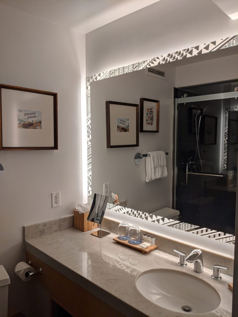 Sheraton Kauai Coconut Beach: The bathroom vanity