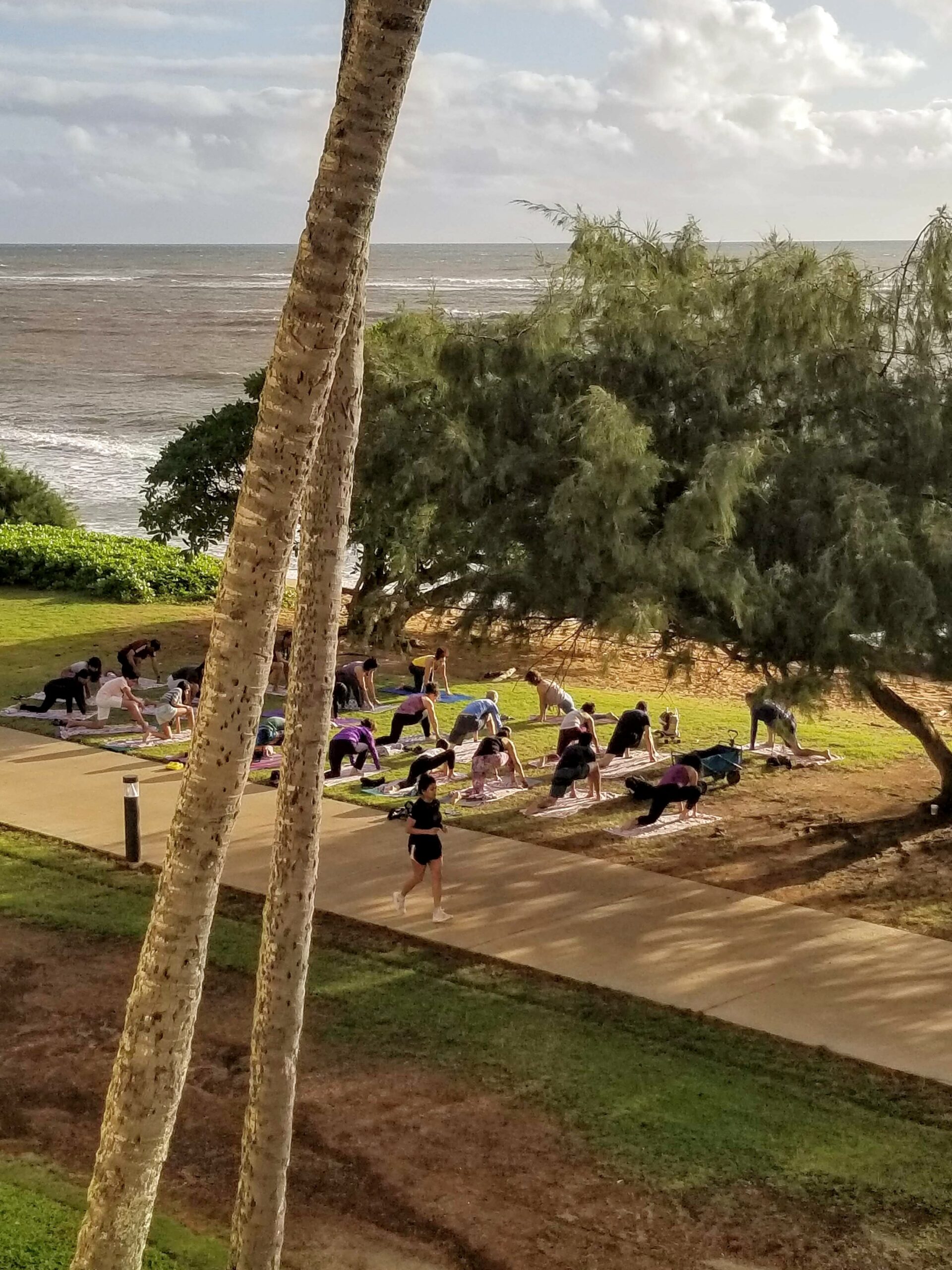 Sheraton Kauai Coconut Beach: yoga by the beach