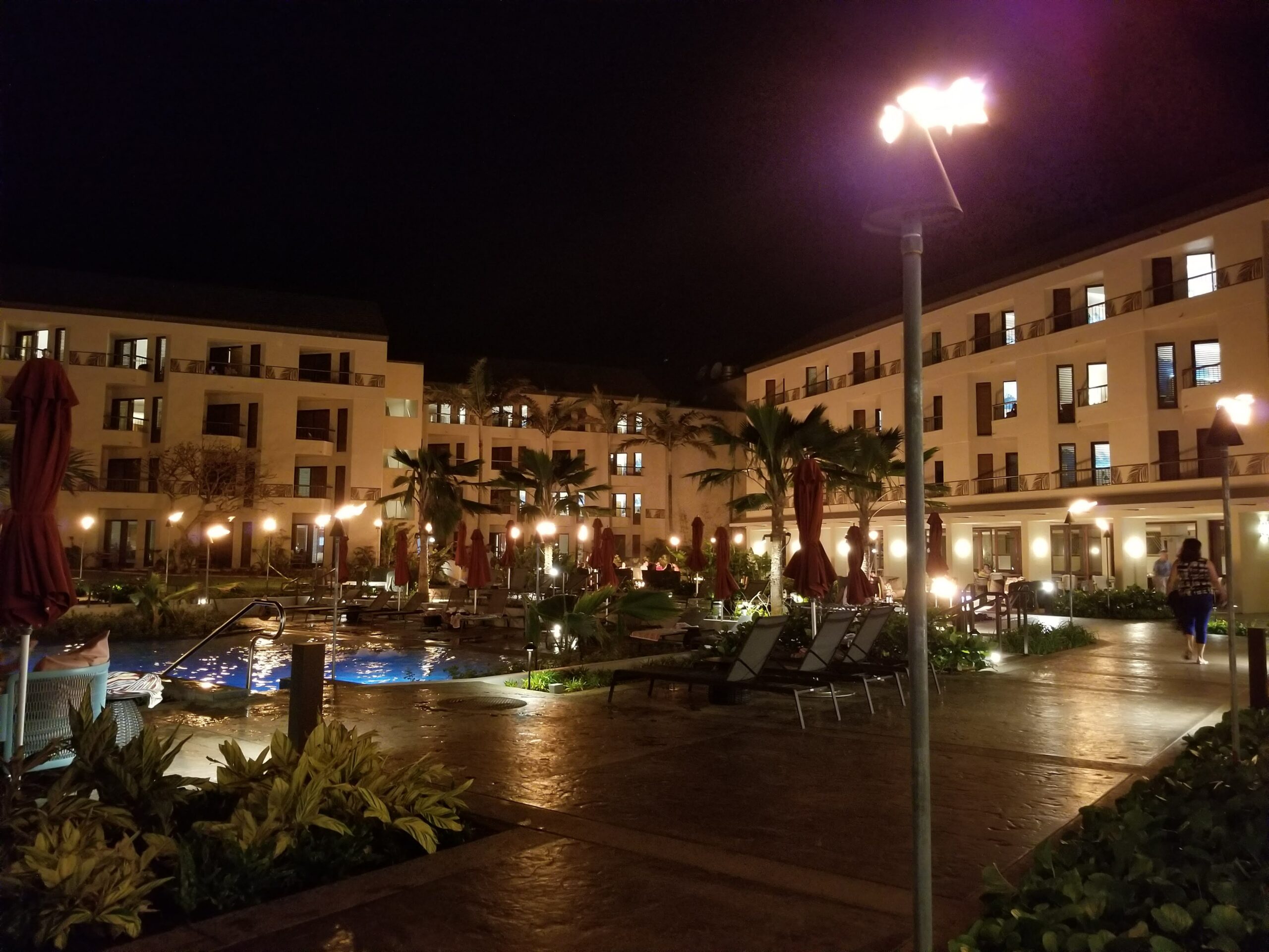 Sheraton Kauai Coconut Beach: pool at night
