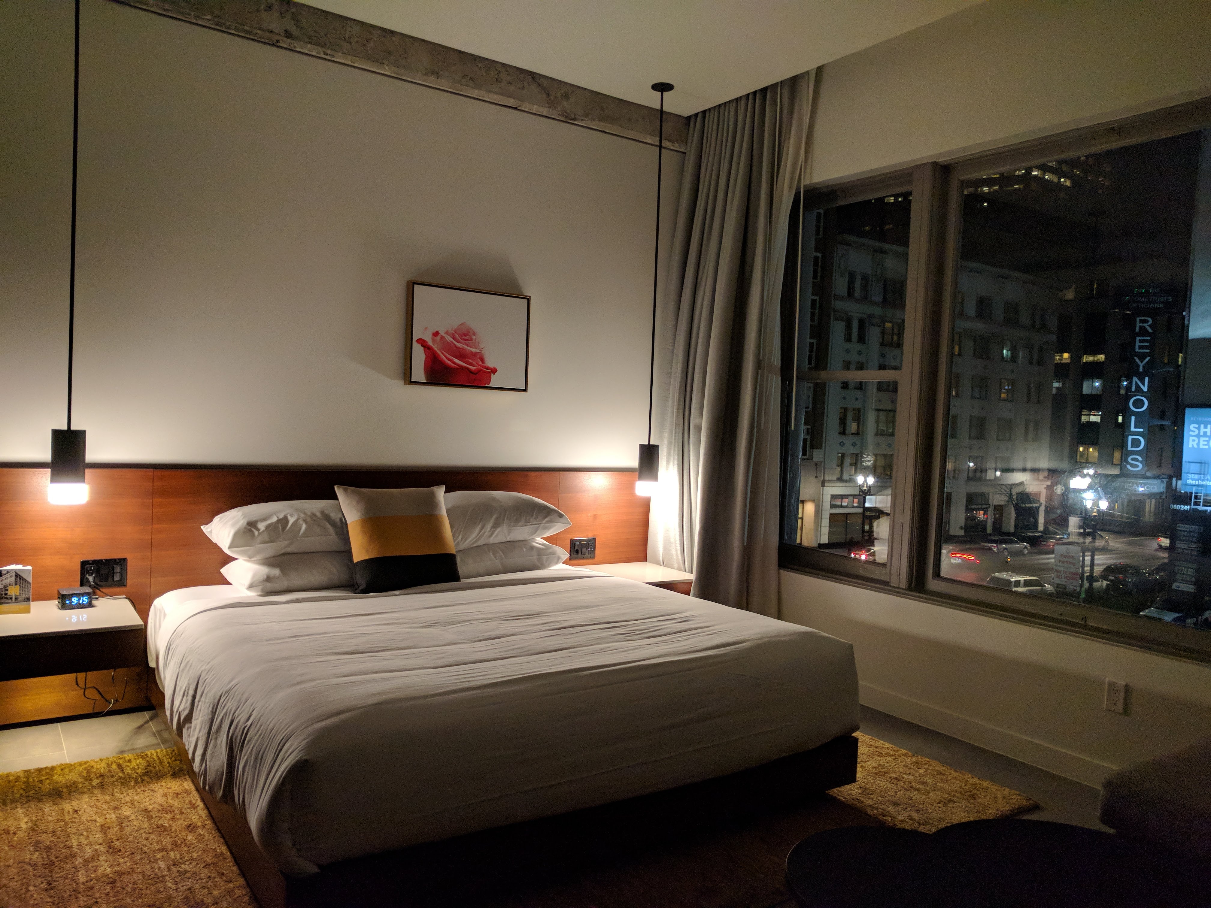 Hi-Lo-Hotel-Portland-Deluxe-King-Room