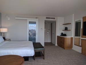 Ocean Front Room at the Waikiki Marriott: facing inwards