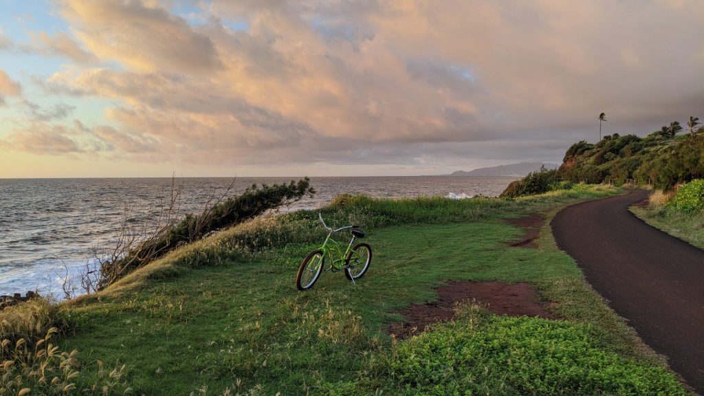Sheraton Kauai Coconut Beach: cruiser bike by the coastline