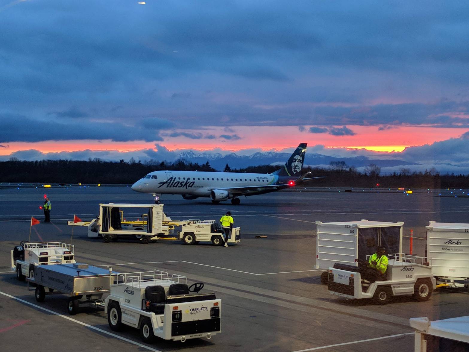 An Alaska Airlines E-175 arriving