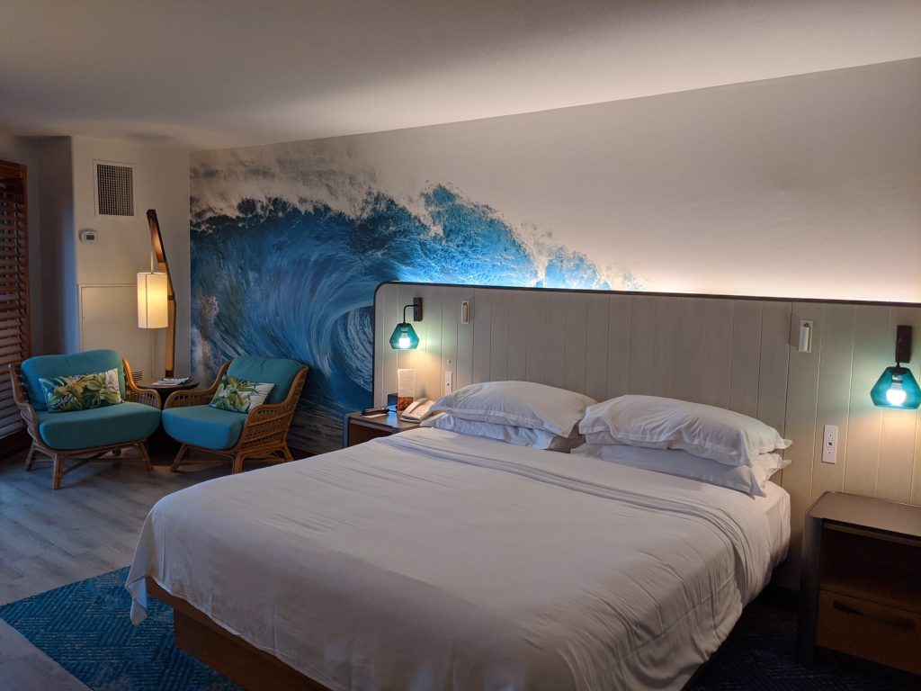 Sheraton Kauai Coconut Beach: The bed and seating area