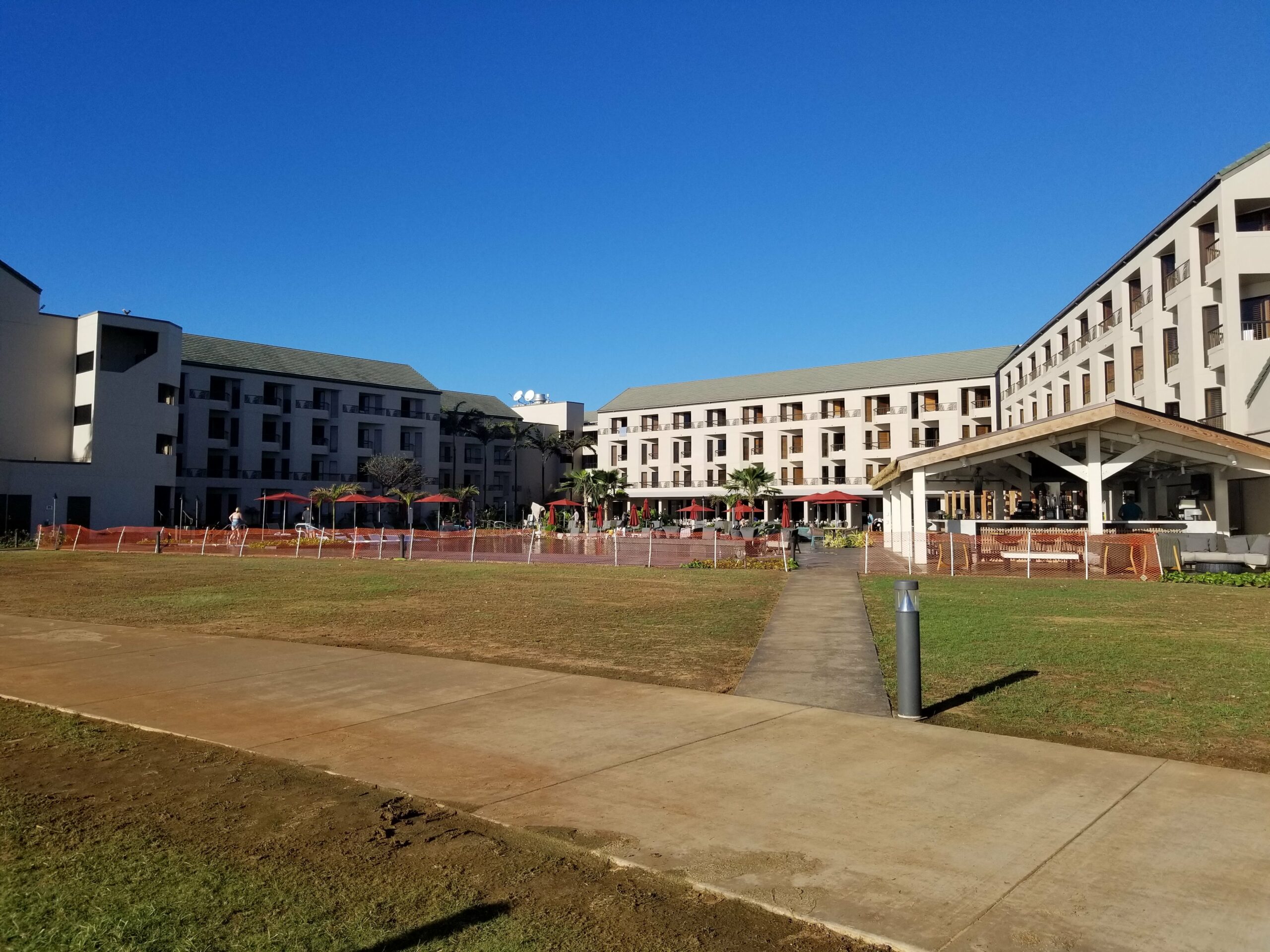 Sheraton Kauai Coconut Beach: resort view from the walkway by the water
