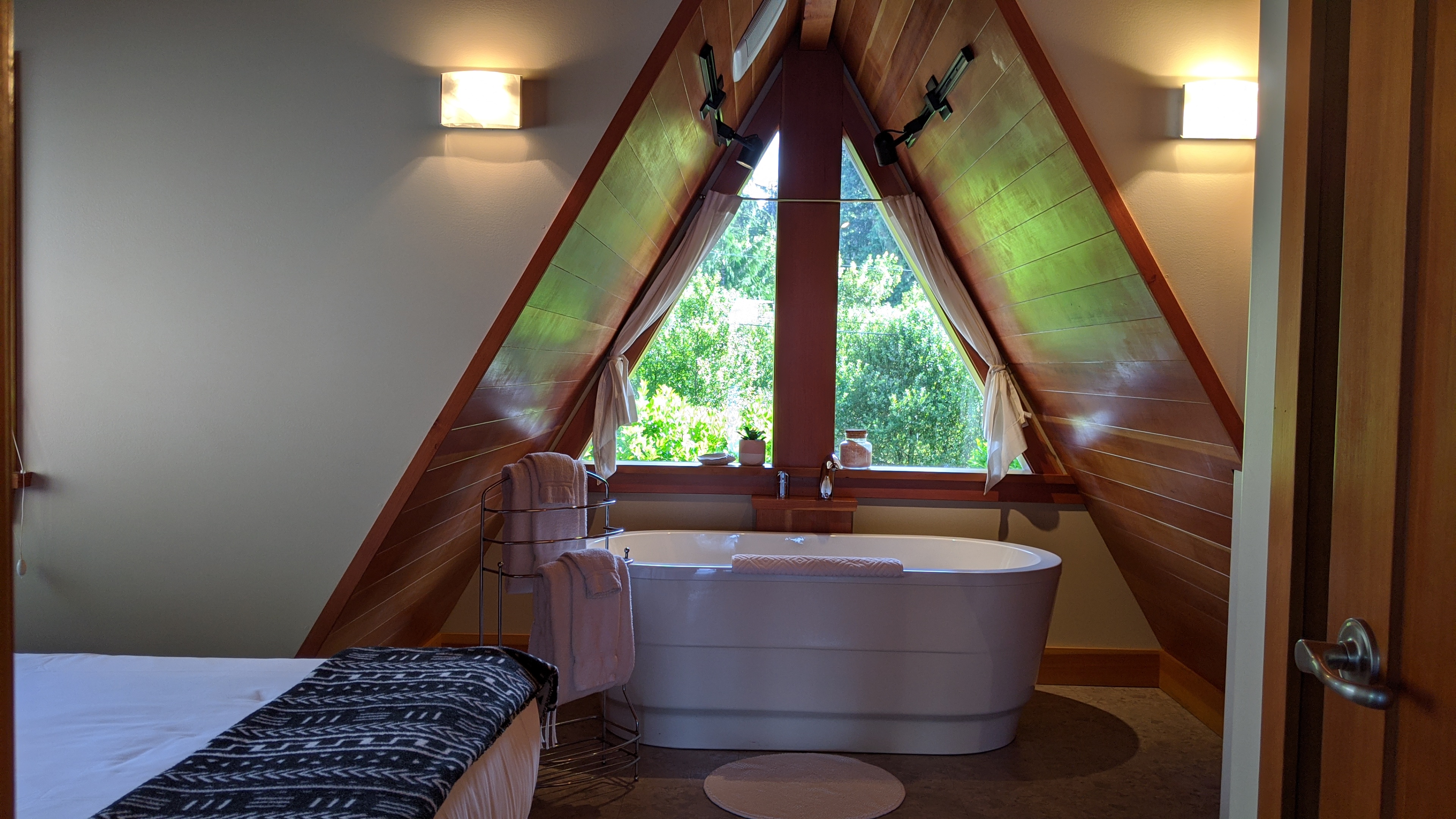 The Shoreline: Bedroom and tub