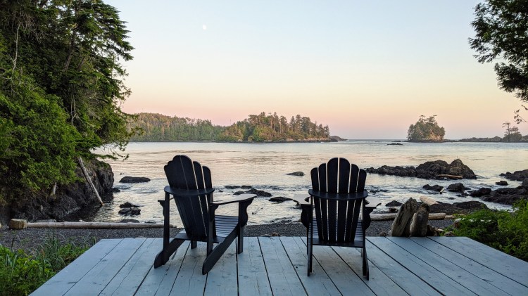 A Snug Harbour Inn: chairs by the beach