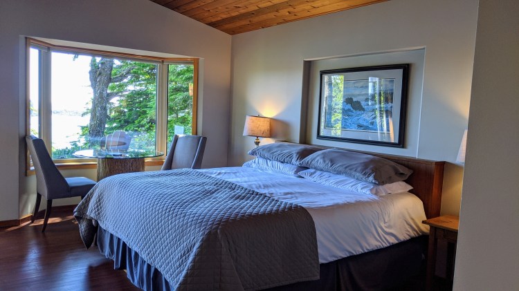 A Snug Harbour Inn: The Sawadee Room bed