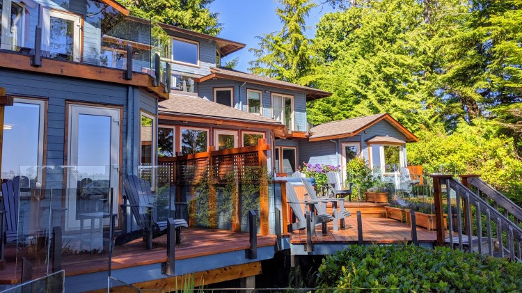 A Snug Harbour Inn: The inn