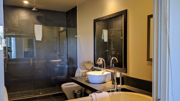 Black Rock Ocean Front Resort: studio lodge king room bathroom