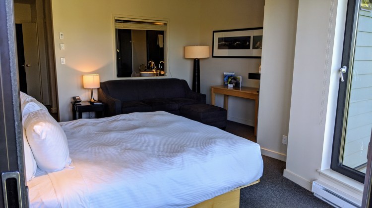 Black Rock Ocean Front Resort: studio lodge king room bed and living