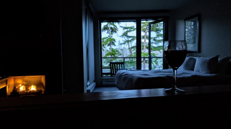 Black Rock Ocean Front Resort: studio lodge king room view from the tub