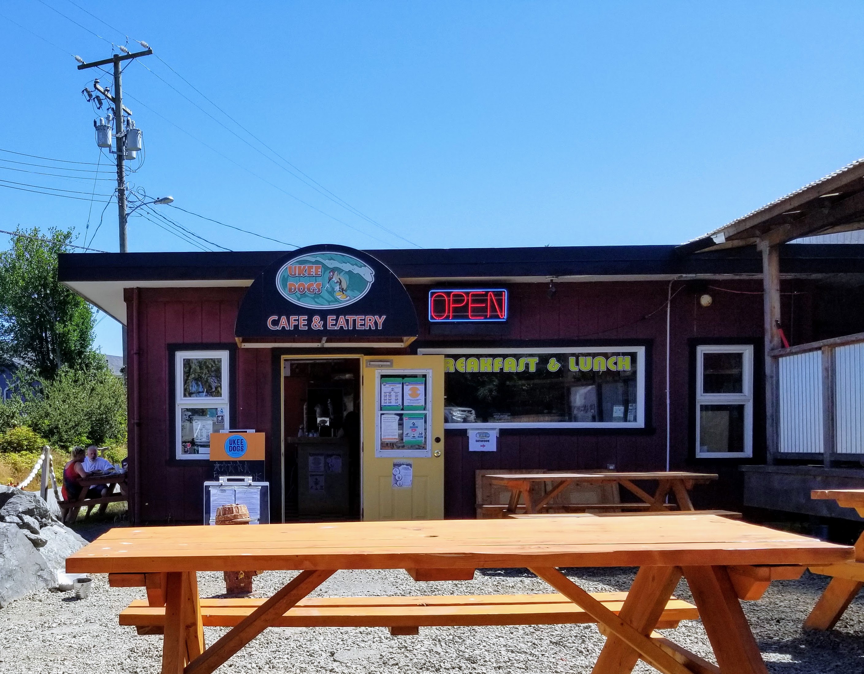 Ukee Dogs outdoor patio