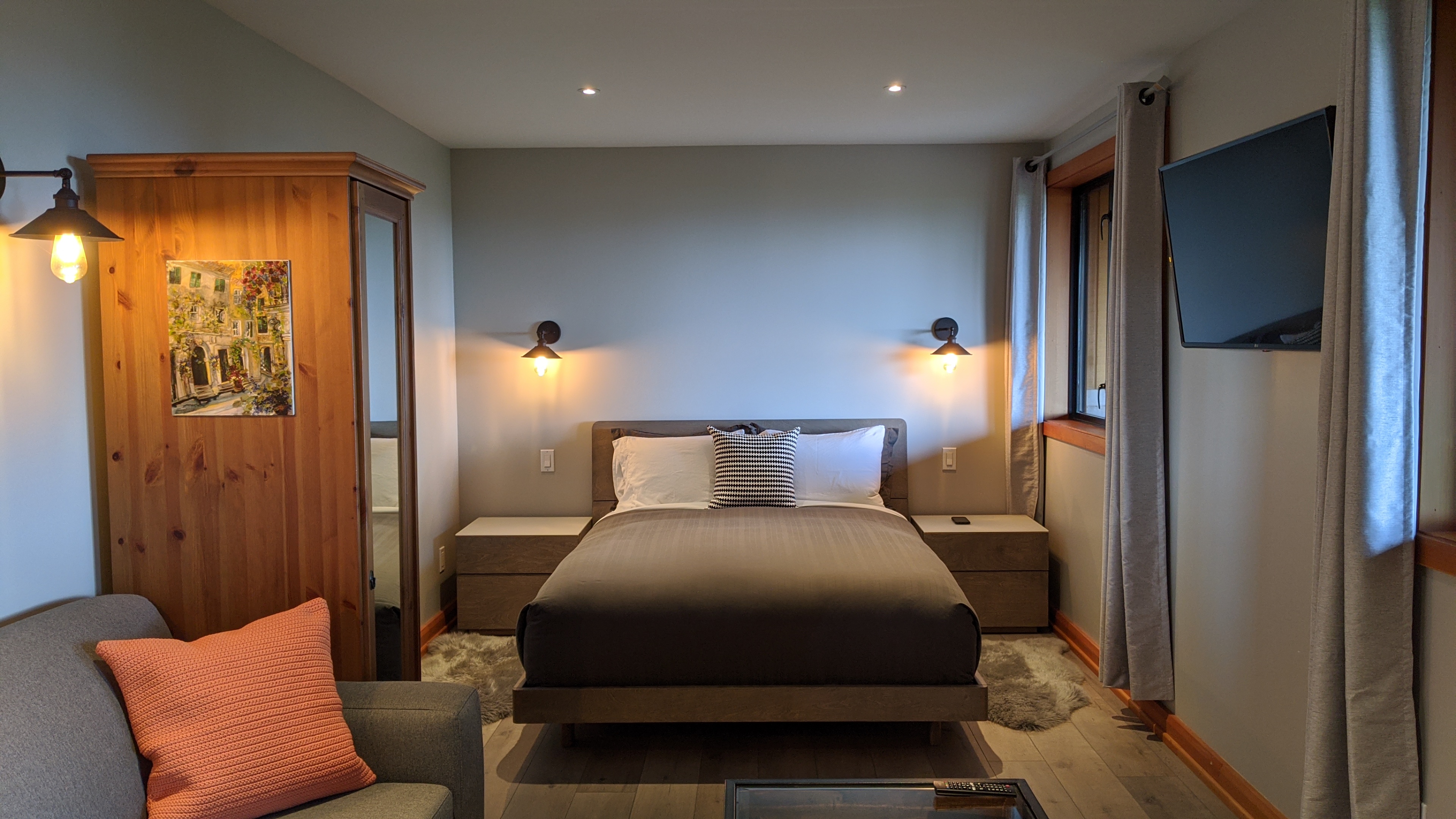 Sunrise Isles Bed and Breakfast: bed and living area