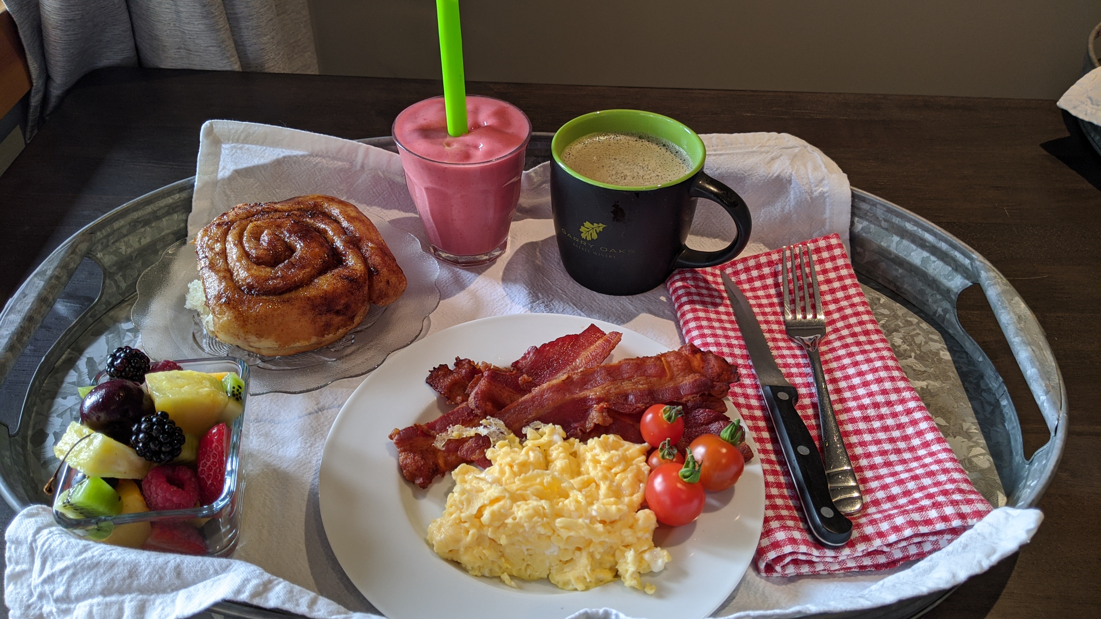 Sunrise Isles Bed and Breakfast: sticky bun and scrambled eggs