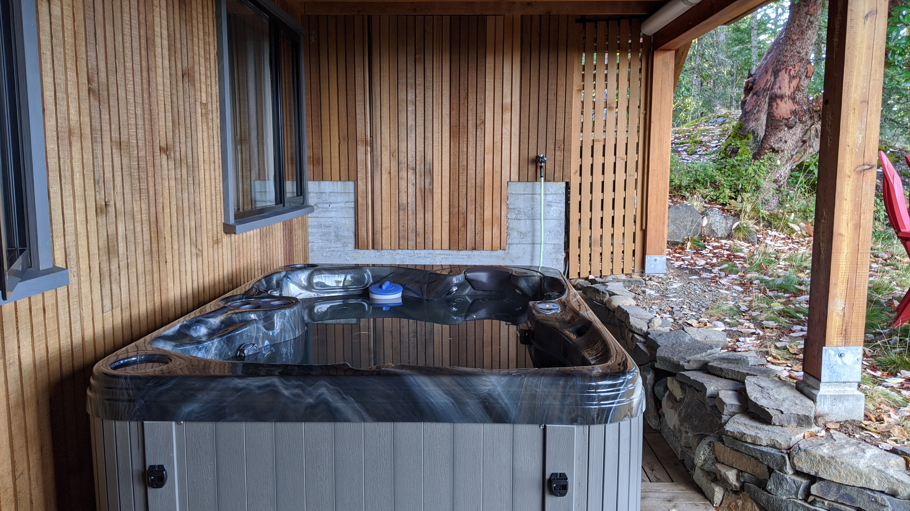 Sunrise Isles Bed and Breakfast: the hot tub