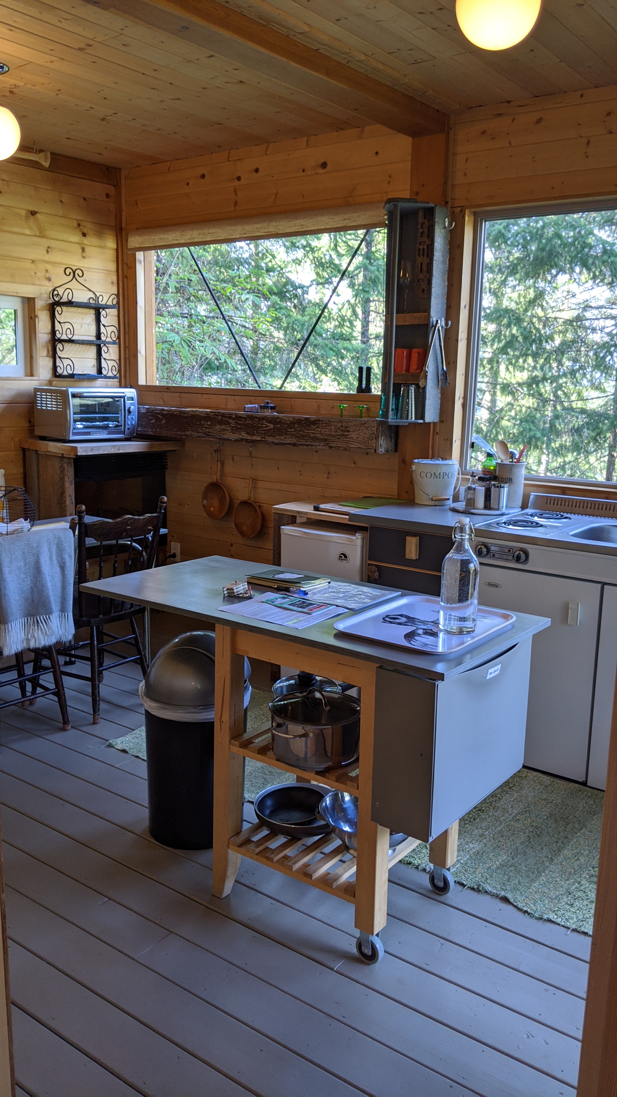 Secret Cove Treehouse Suite: The kitchen