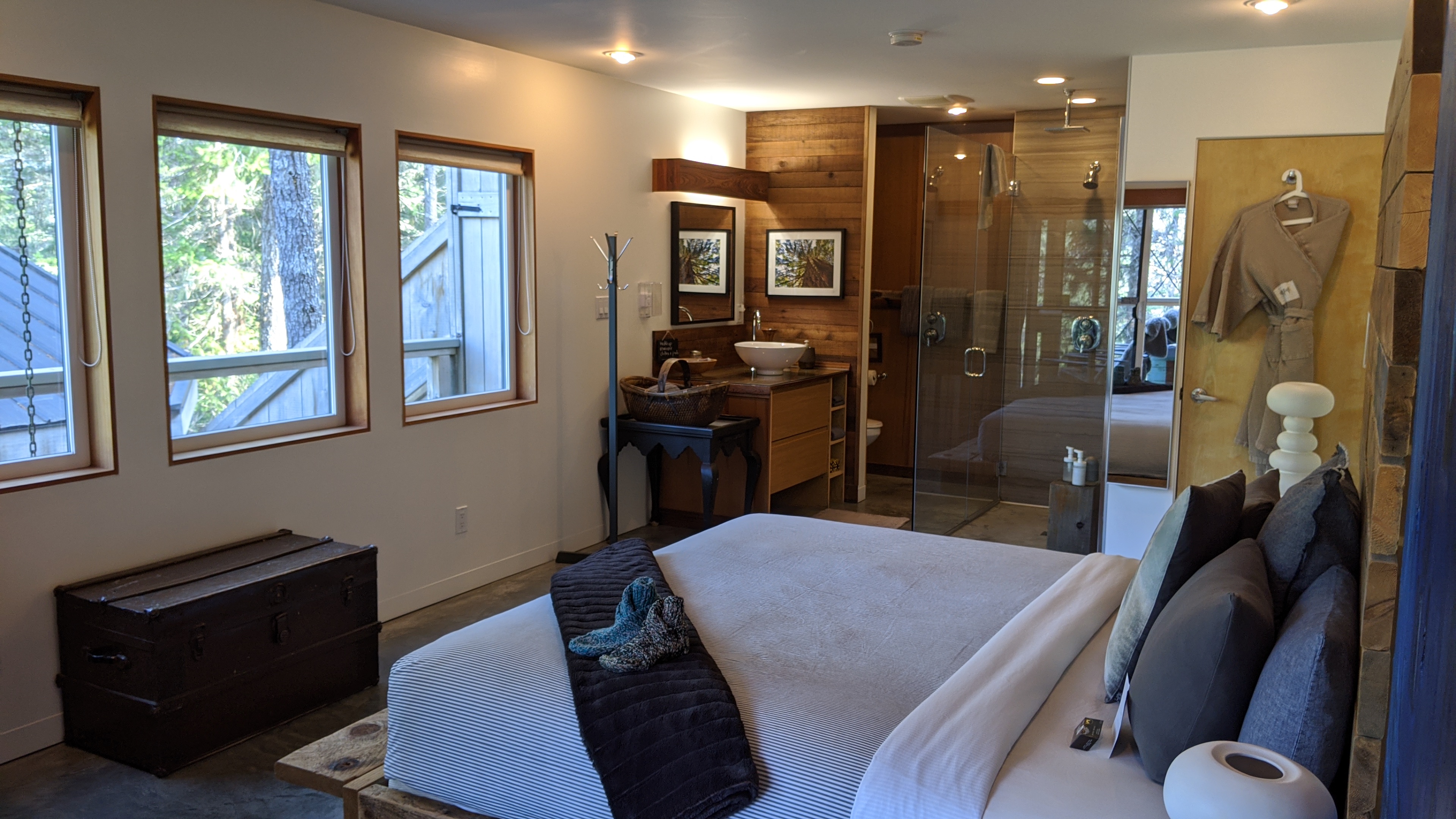 Secret Cove Treehouse Suite: The bedroom and shower