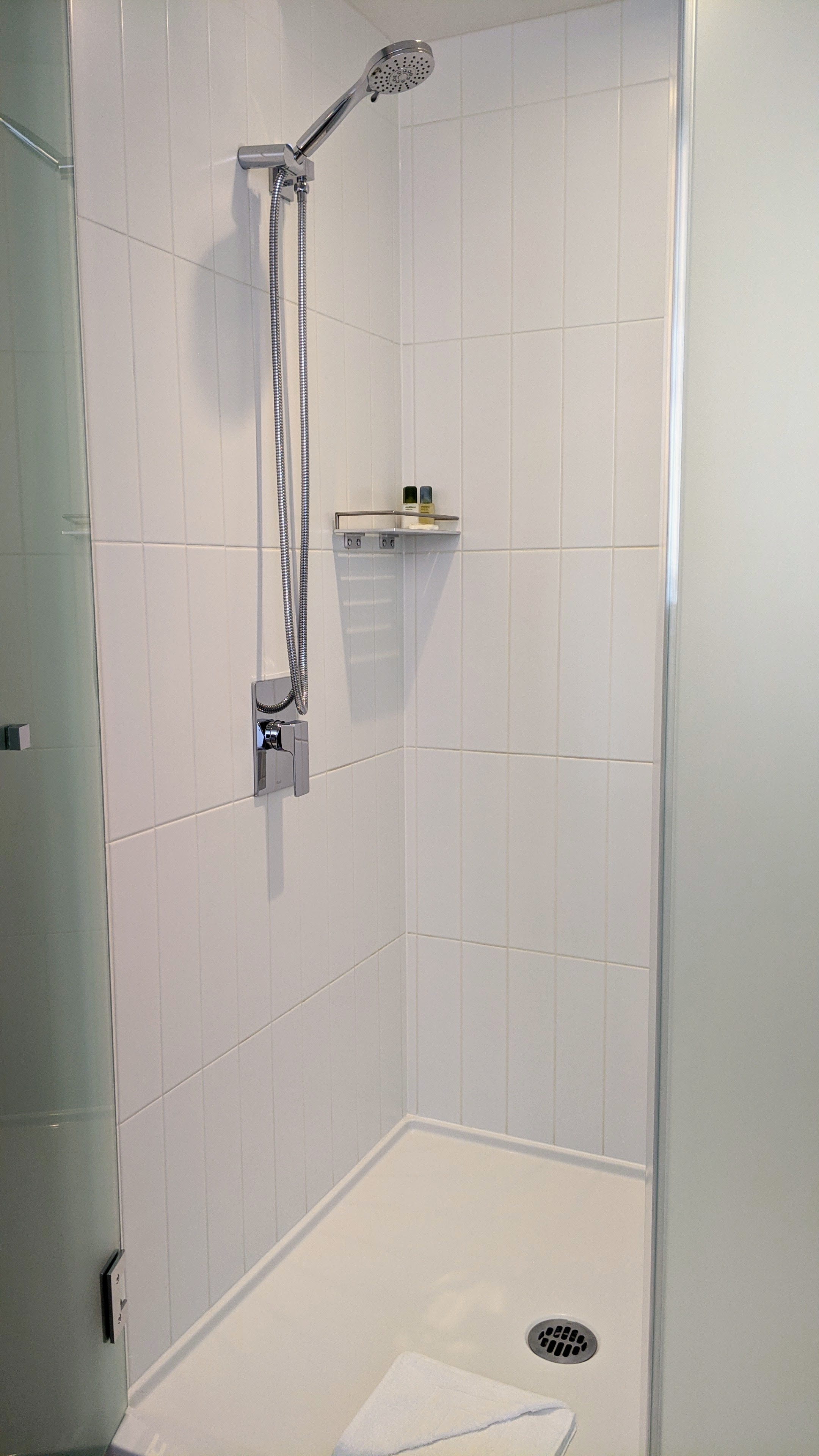 Civic Hotel - Civic King Room Shower