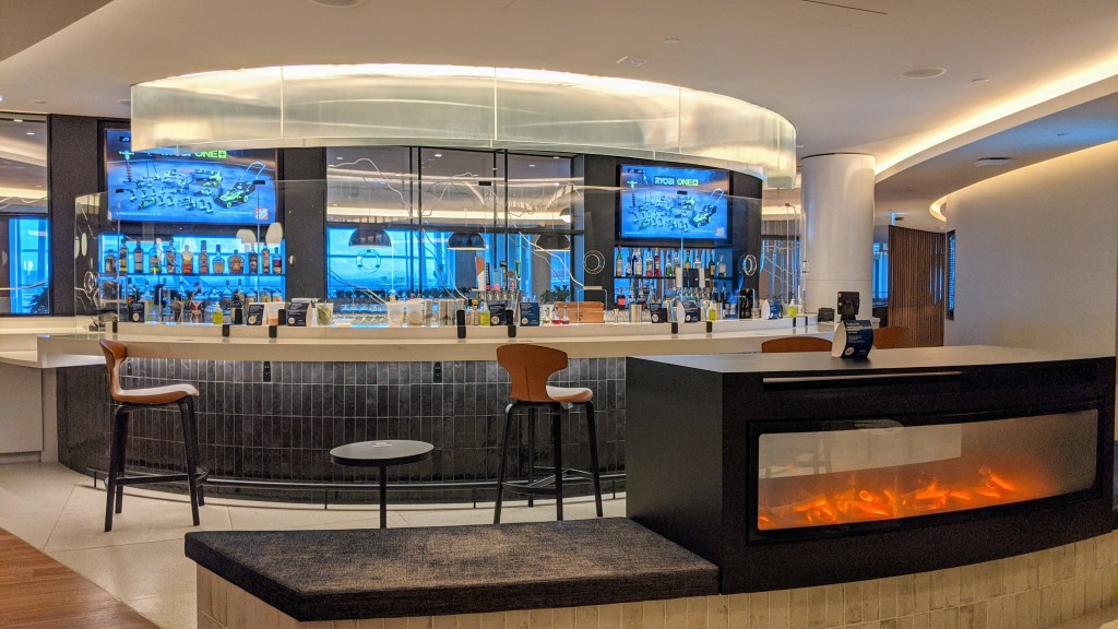 YYC WestJet Elevation Lounge: Bar