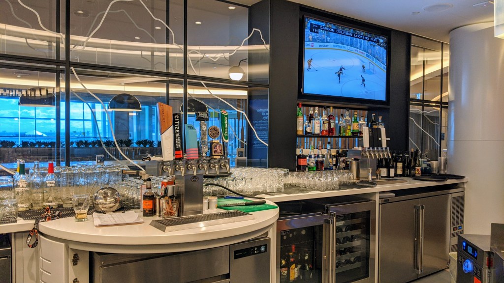 YYC WestJet Elevation Lounge: Bar