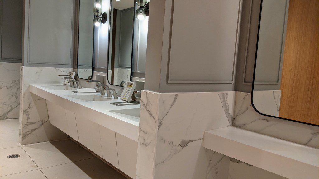 YYC WestJet Elevation Lounge: Bathroom