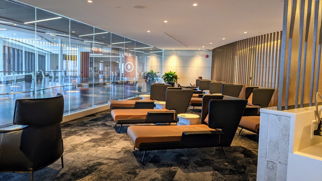 YYC WestJet Elevation Lounge: Seating