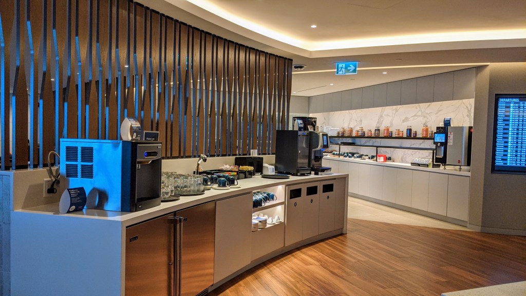 YYC WestJet Elevation Lounge: Drink and food stations