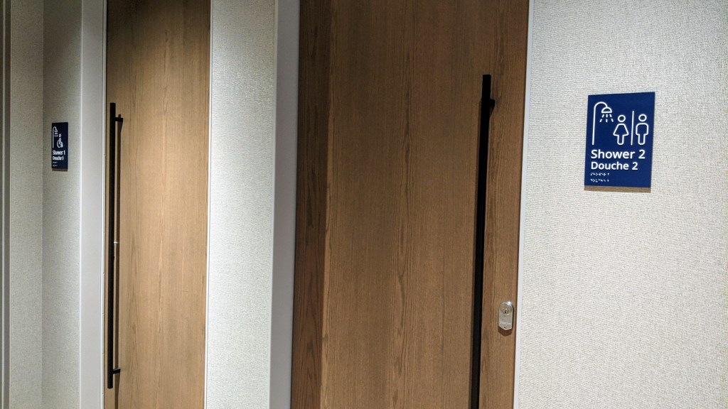 YYC WestJet Elevation Lounge: Showers