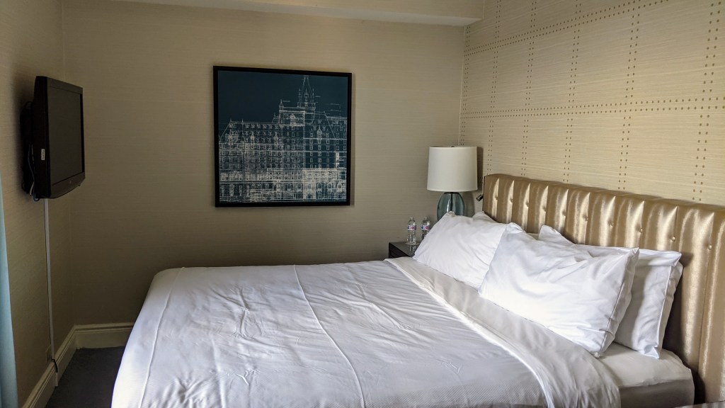 Delta Bessborough Saskatoon - Bed in the suite