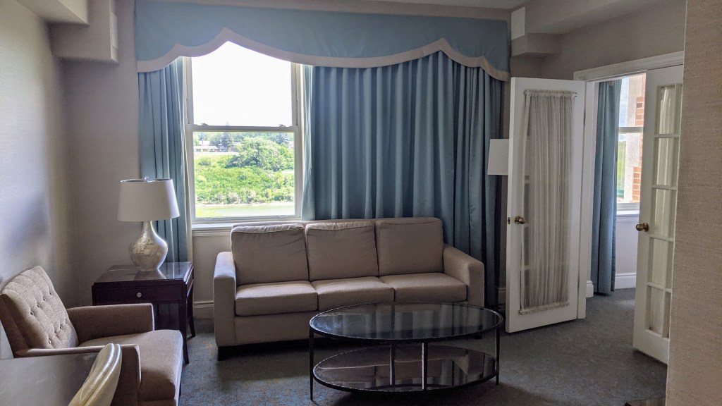 Delta Bessborough Saskatoon - Living area in the suite