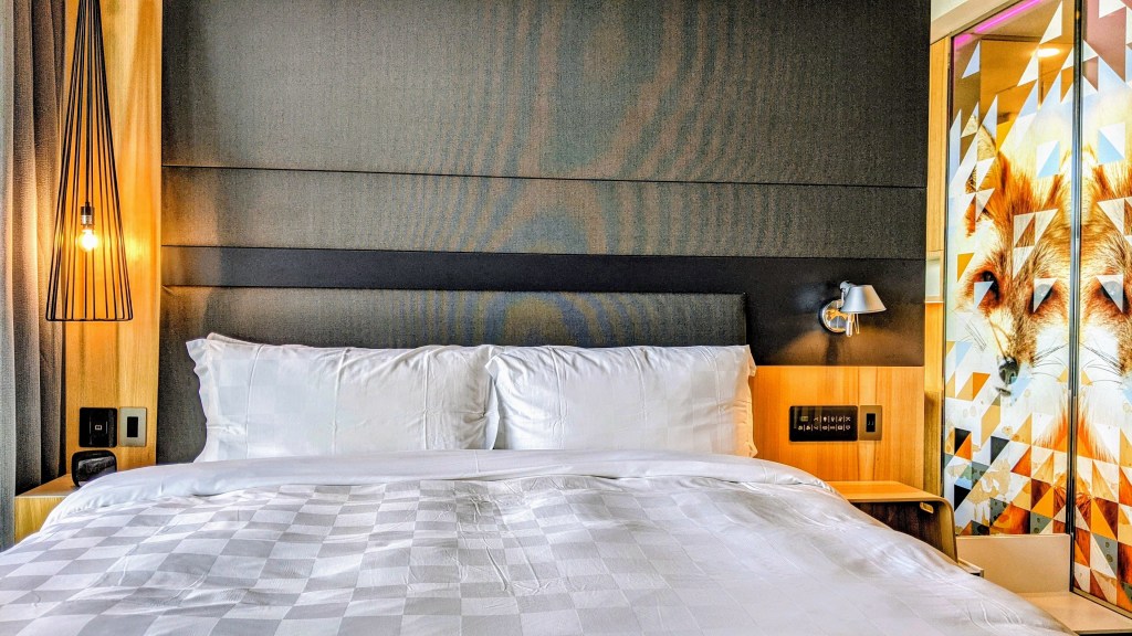 Alt Hotel Calgary East: Room