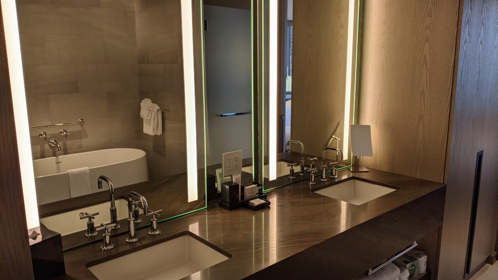 JW Marriott Edmonton ICE District Suite: Bathroom