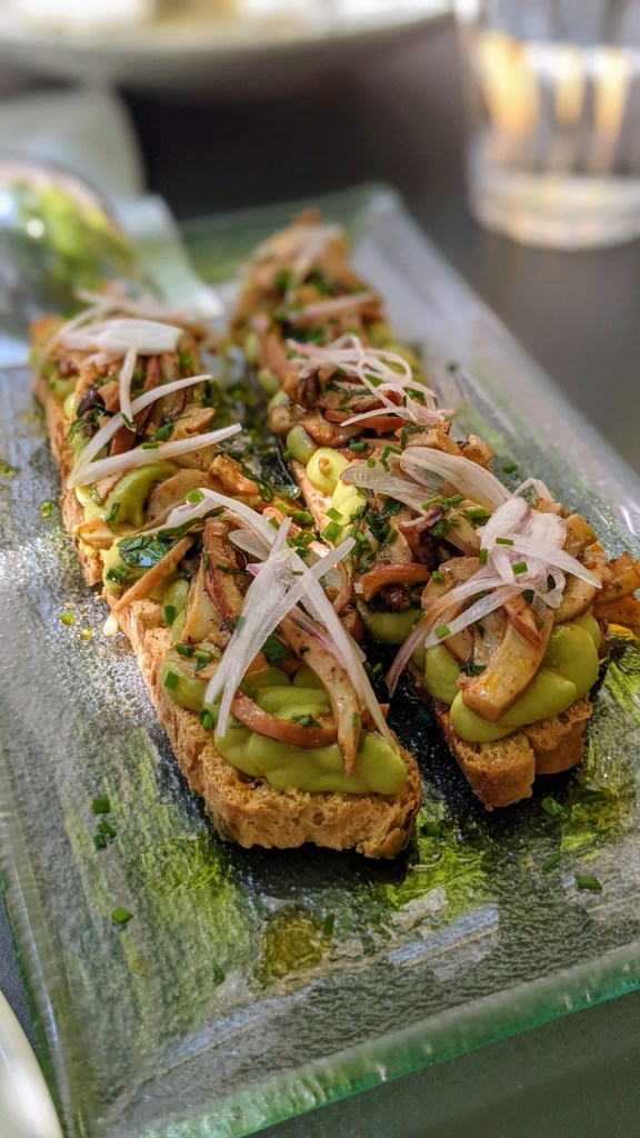 Lunch at Fita: bruschetta with pea cream and octopus