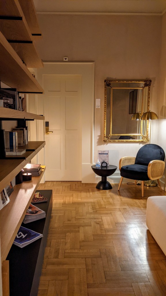 Monsieur Didot common area: library