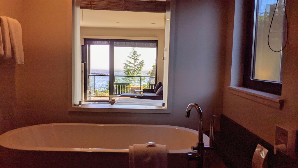 Black Rock Ocean Front Resort: Trail Studio room bath