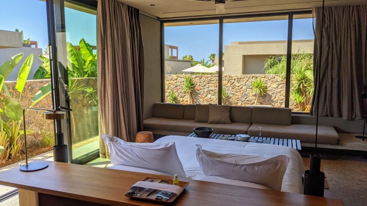 Tropical Open Plan Suite with shared pool: bed