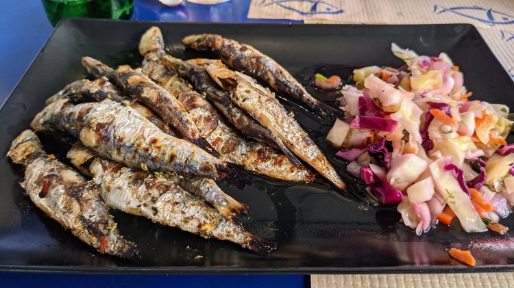Pesce Bar: Grilled sardines and salad