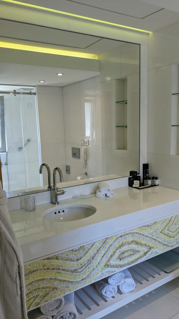 Domes Miramare Corfu: Our seaview room bathroom